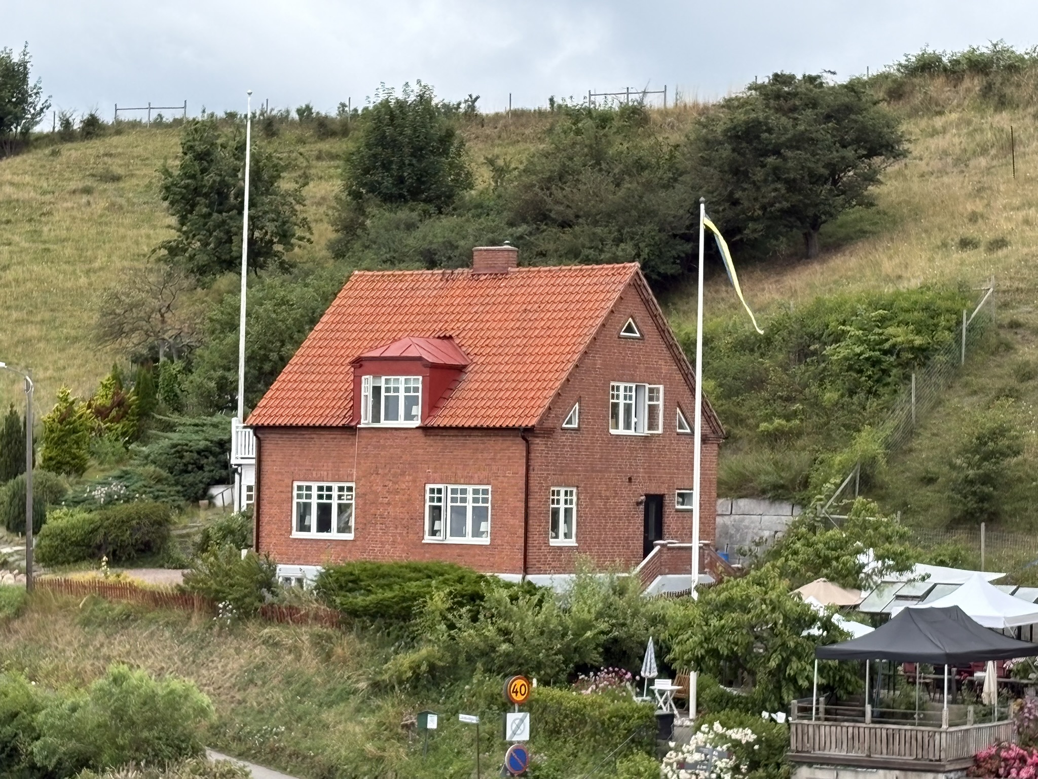 桟橋そばの赤レンガの小屋
